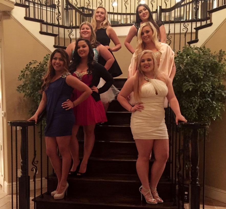Girls at senior Anna Poultons house before Homecoming.