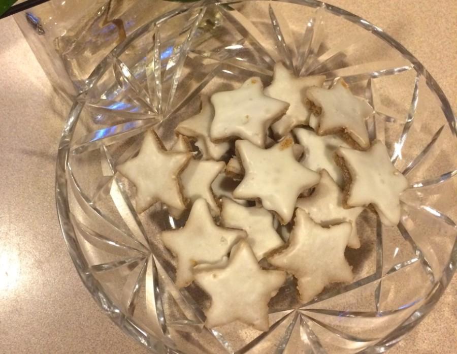 A bowl of Zimtsterne, Christmas cookies